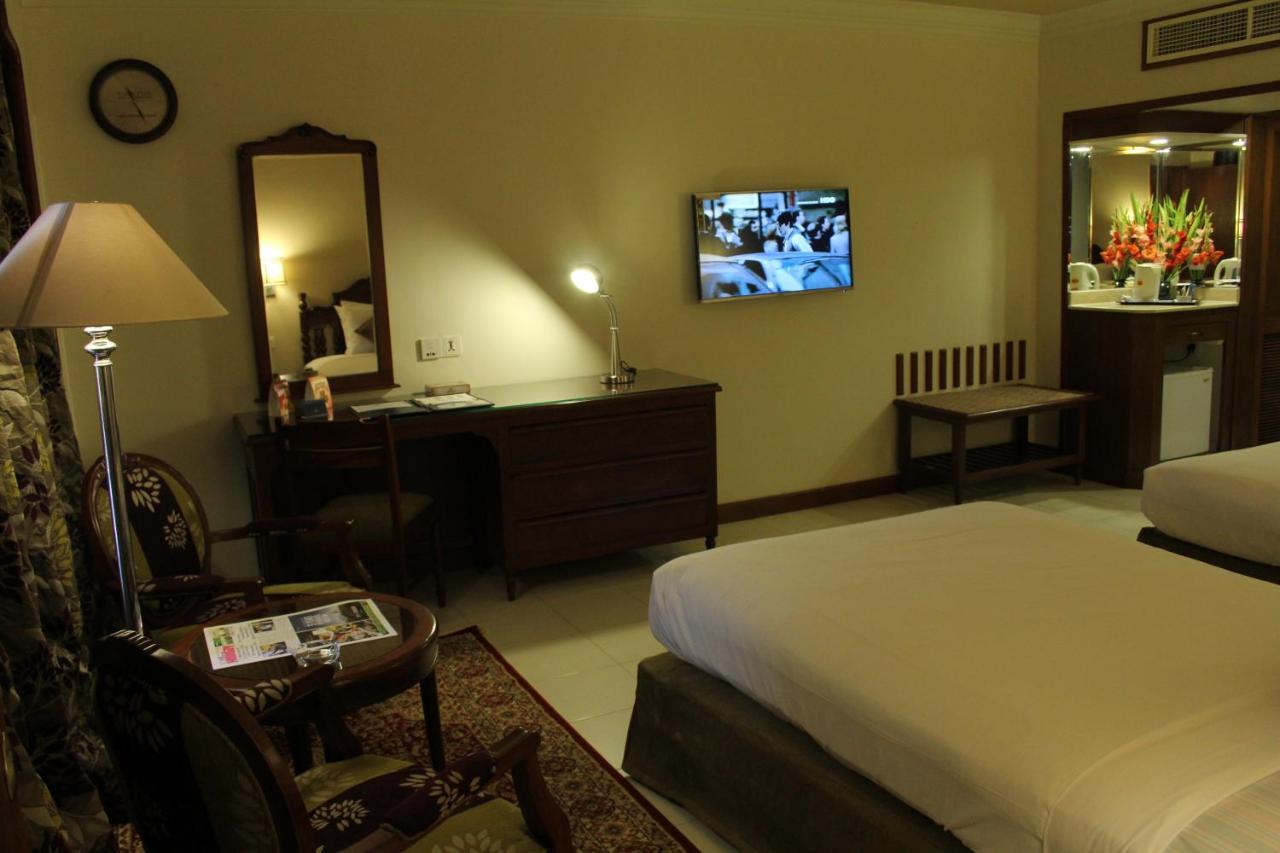 Regent Plaza Hotel & Convention Center Карачи Экстерьер фото
